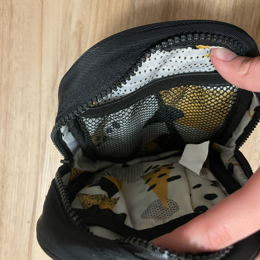 Thread Wallets Black Crossbody Bag with Geometric Pattern Lining - Picture 3 of 4